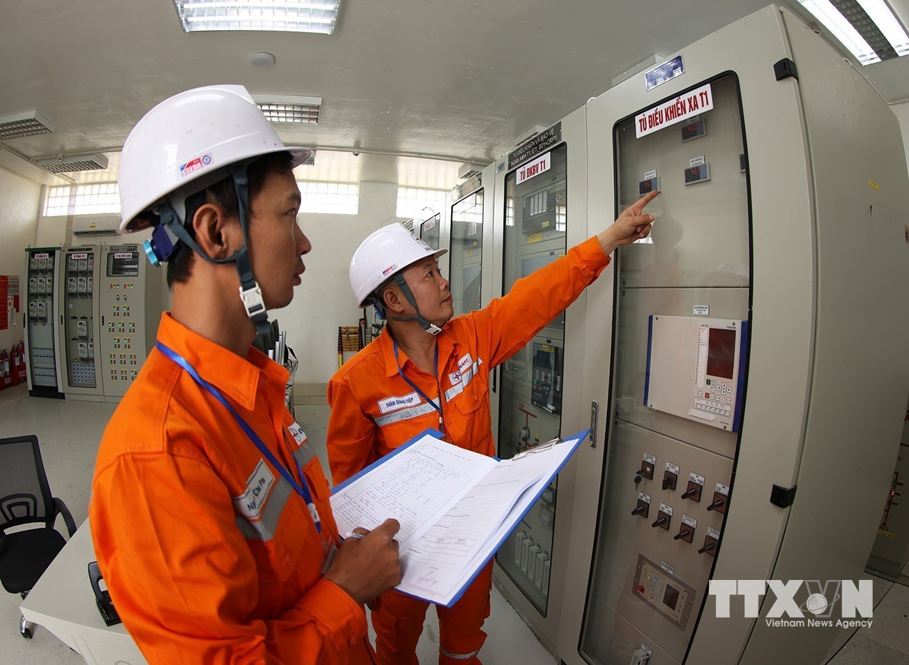 Ca trực vận hành ở Trạm 110kV Khu công nghiệp Vân Trung của Công ty Điện lực Bắc Ninh, Chi nhánh Tổng công ty Điện lực miền Bắc. (Ảnh: Vũ Sinh/TTXVN)